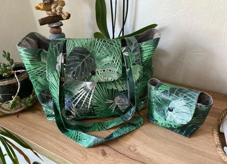 Sac fantaisie et pochette assortie en tissu imprimé feuilles tropicales, cousus main par Flo, posés sur bois