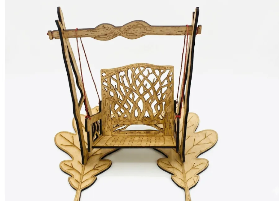 Balançoire miniature en MDF découpé laser avec supports feuilles de chêne et lanterne en verre, décor lutin Créa'Flo