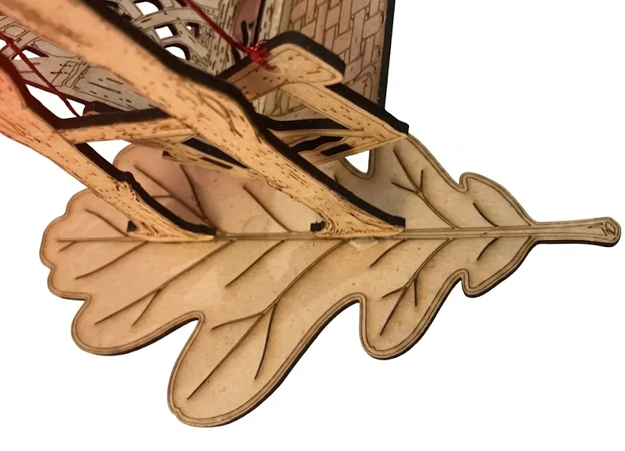 Détail pied balancelle enchantée, feuille de chêne gravée laser en bois MDF, finition délicate Créa'Flo