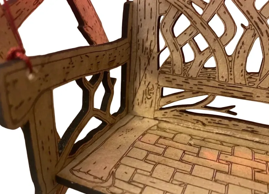 Fauteuil miniature bois MDF gravé laser, dossier treillis et accoudoirs ajourés, mobilier lutin Créa'Flo