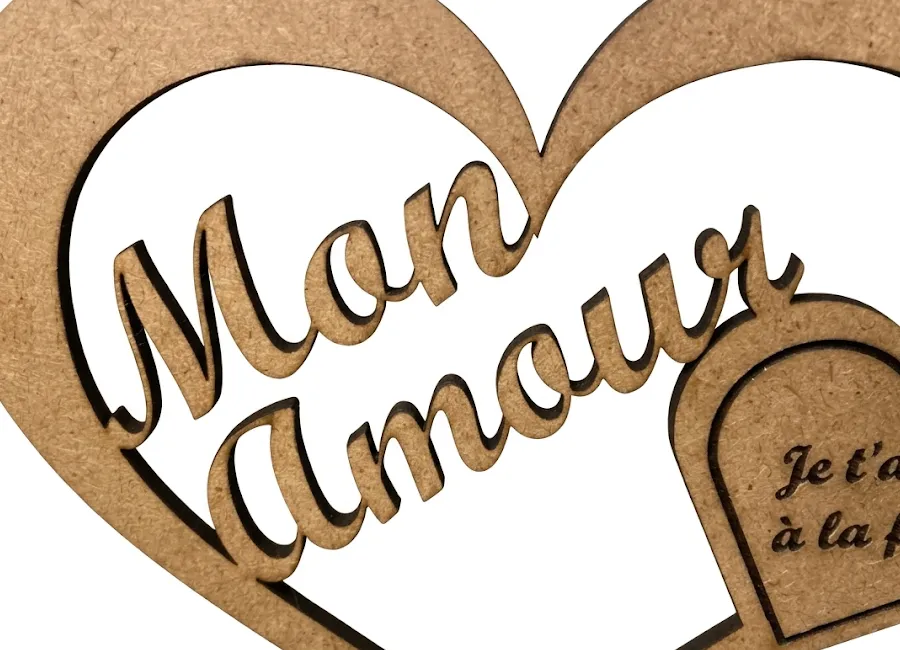 Détail lettrage Mon Amour gravé laser sur bois MDF, cœur mon amour découpé par Phil Créa'Flo