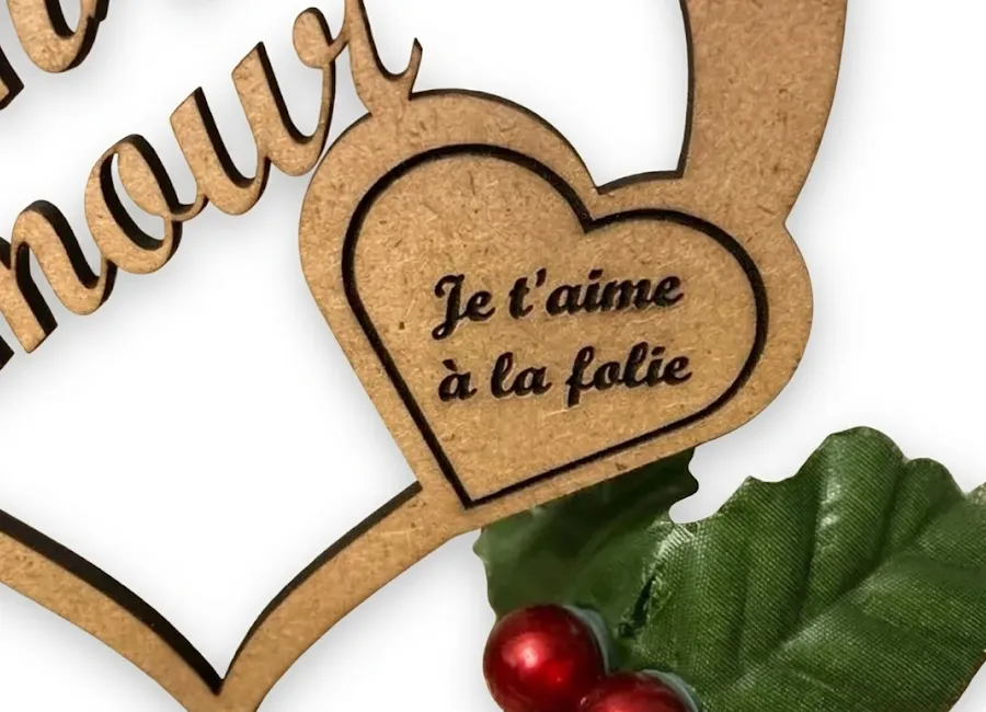 Gros plan petit cœur intérieur gravé Je t'aime à la folie au laser, décor houx du cœur mon amour bois MDF Créa'Flo