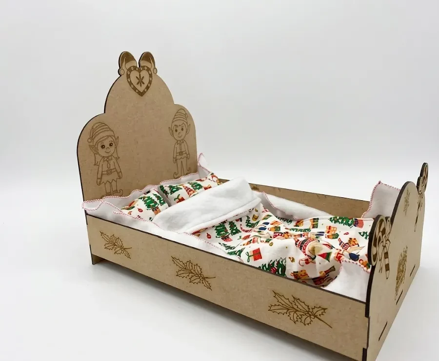Lit lutin XXL bois MDF gravé laser 60×30 cm, literie tissu Noël cousue main, Créa'Flo