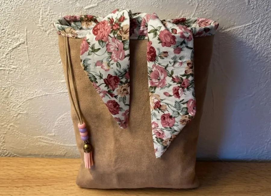 Pochette matelassée artisanale en tissu beige et coton fleuri rose, cousue main par Créa'Flo