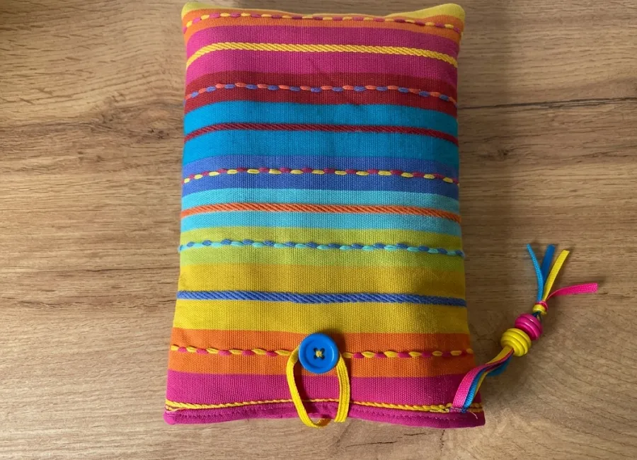Pochette tissu rayures arc-en-ciel cousue main avec bouton décoratif bleu – Créa'Flo