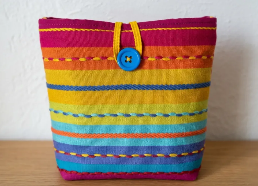 Pochette tissu rayures multicolores cousue main, bouton bleu et anse jaune – Créa'Flo