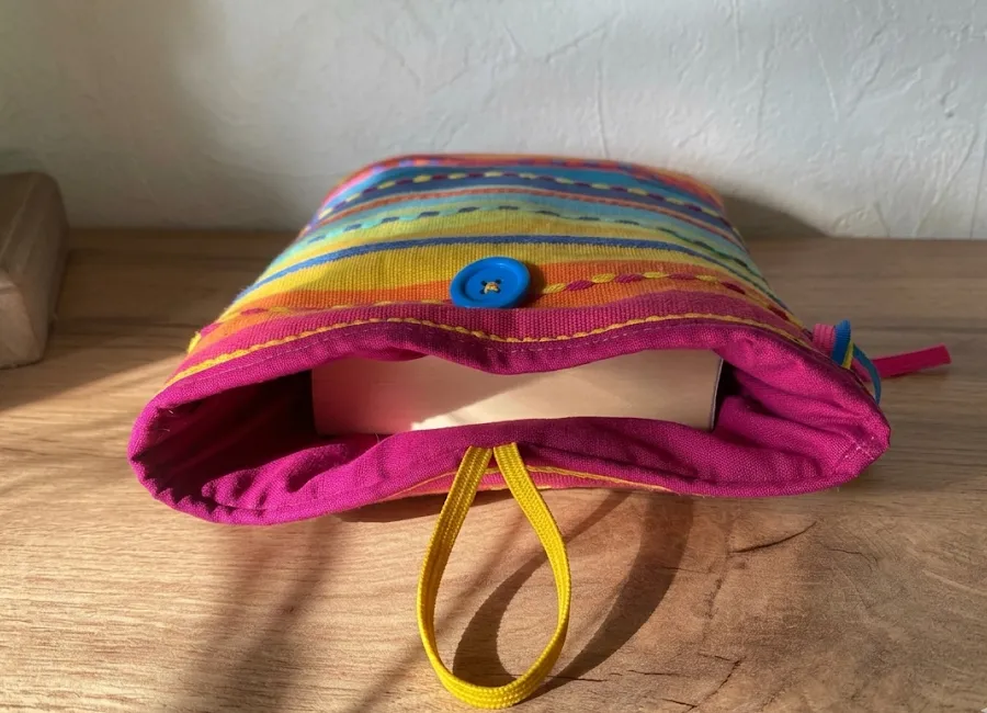 Vue intérieure de la pochette tissu rayée multicolore cousue main, doublure rose – Créa'Flo