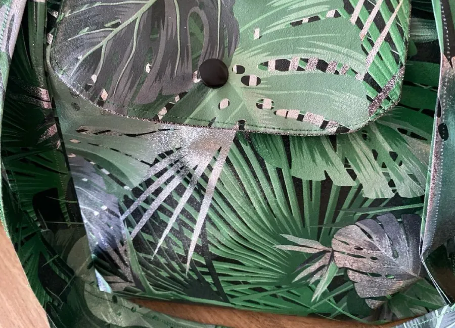 Vue rapprochée du sac fantaisie tropical cousu main, tissu imprimé monstera et palmier, bouton pression visible