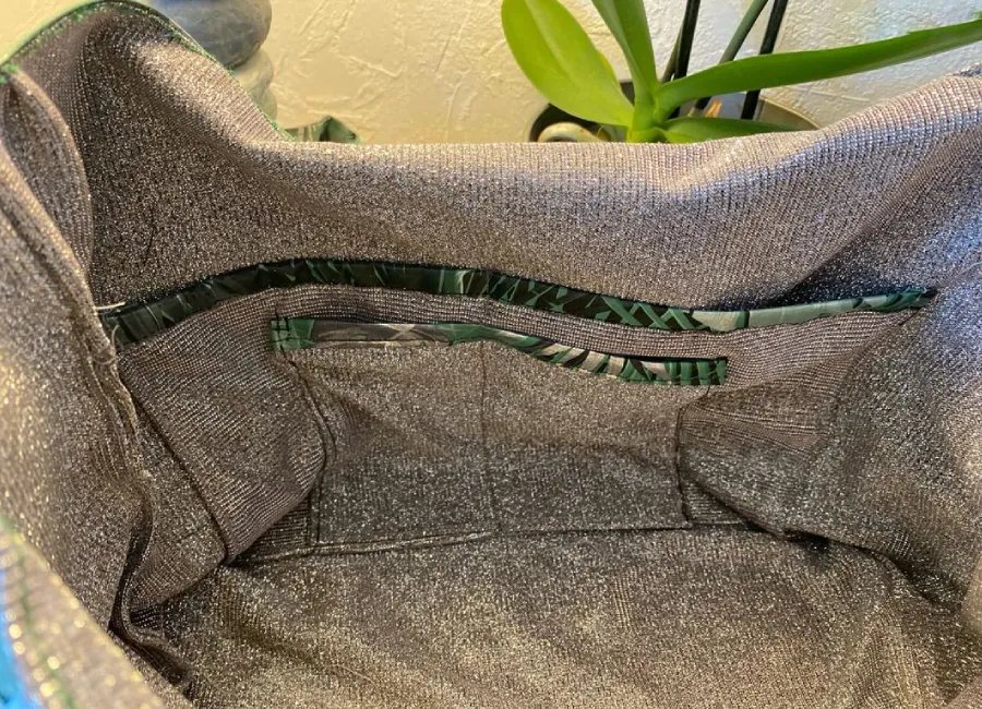 Intérieur du sac fantaisie tropical ouvert, doublure en coton gris chiné cousue main, vue de dessus