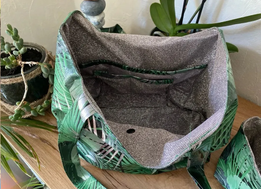 Sac fantaisie tissu tropical ouvert montrant la doublure grise chiné et les finitions intérieures soignées