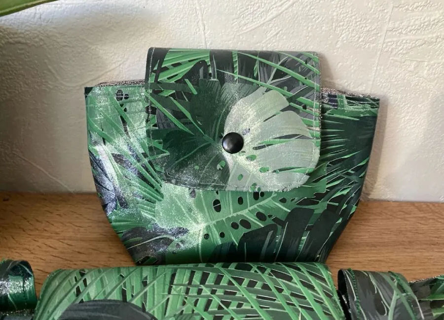 Pochette assortie en tissu imprimé feuilles tropicales avec bouton pression, cousue main par Flo, Créa'Flo