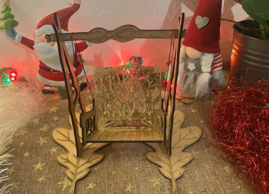 Balançoire miniature en MDF découpé laser avec supports feuilles de chêne et lanterne en verre, décor lutin Créa'Flo