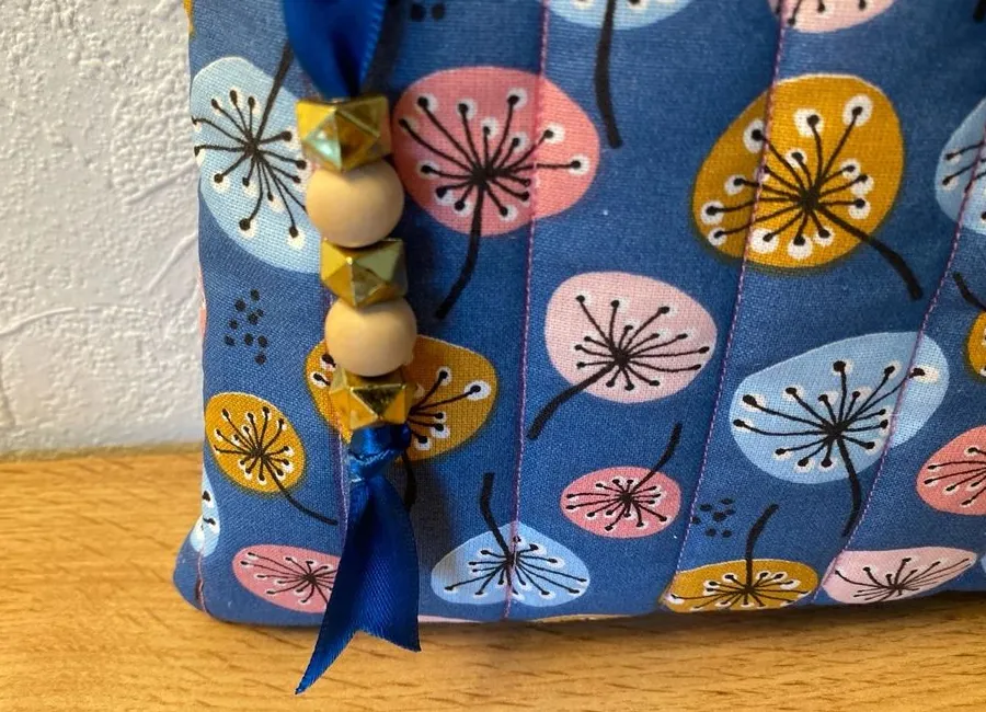 Petite trousse en tissu bleu fleuri ornée de perles bois et ruban bleu, cousue main Créa'Flo