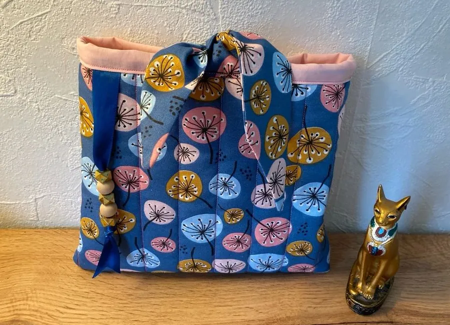 Sac cabas en tissu bleu à motifs fleurs colorées, anses saumon cousues main par Créa'Flo