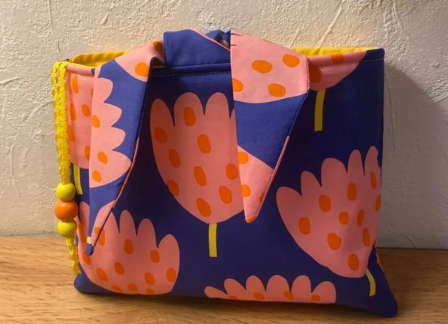 Pochette pour liseuse fermée en tissu bleu violet à fleurs roses et oranges, doublure jaune moutarde, cousue main Créa'Flo