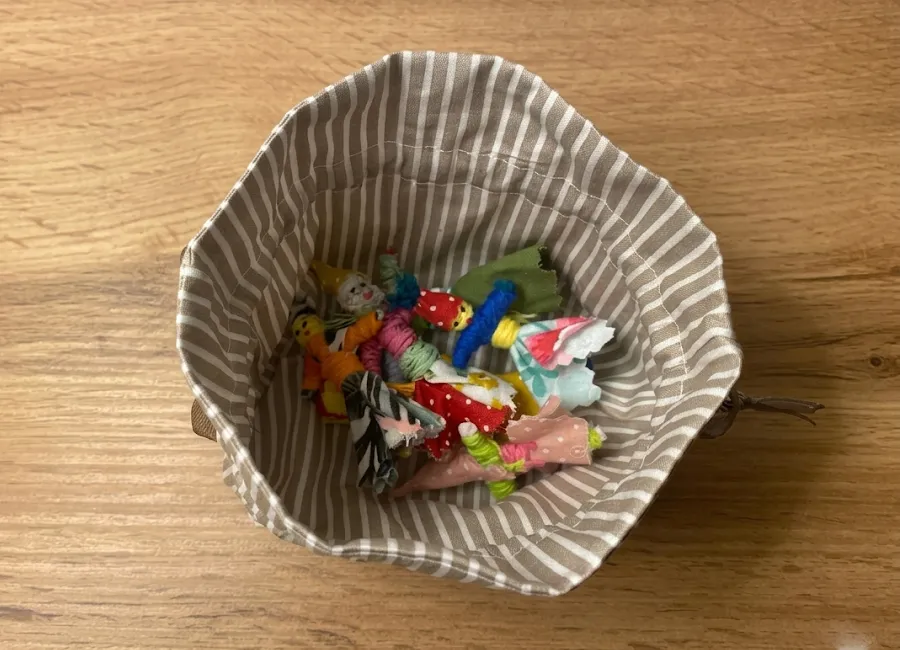 Poupées tracas en tissu coloré ouvertes dans leur pochette rayée beige, 6 petites figurines cousues main – Créa'Flo