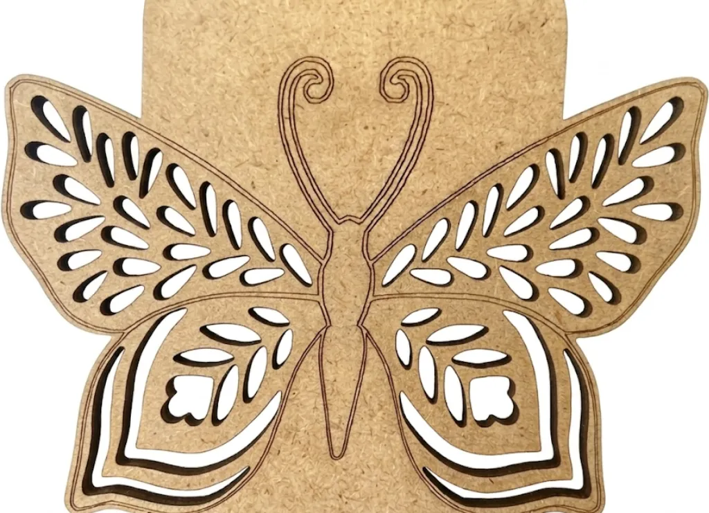 Support téléphone bois MDF, gros plan papillon filigrane motifs végétaux gravé laser, Créa'Flo