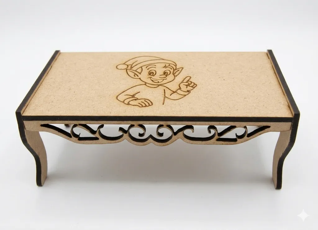 Table miniature salon lutin bois MDF gravée laser, motif lutin et pieds arabesques découpés, Créa'Flo Titre : Salon Lutin Polaire – Table des Secrets