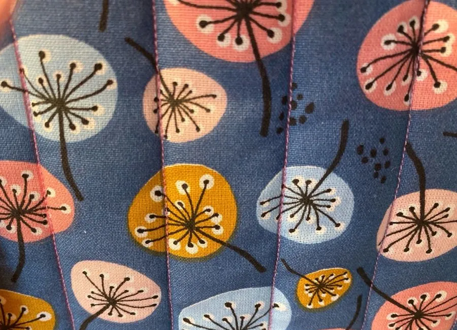 Tissu bleu à motifs fleurs stylisées multicolores utilisé pour les créations cousues main Créa'Flo