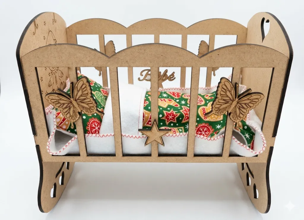 Berceau enchanté à bascule des lutins vu de côté barreaux bois MDF gravé et draps motifs Noël, Créa'Flo