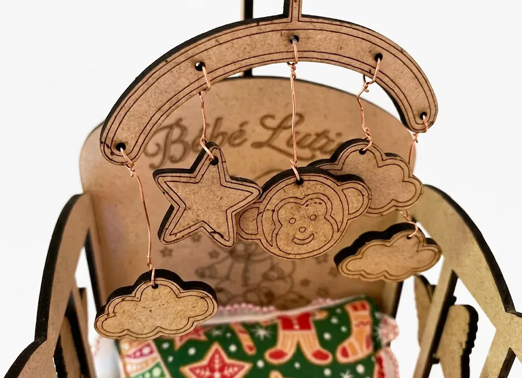 Berceau lutin bascule détail tête gravée bois MDF arc Bébé Lutin étoile et tissu festif, Créa'Flo