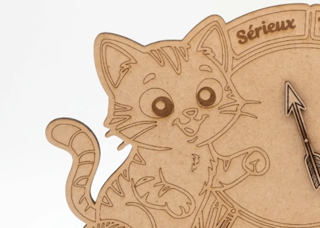 Gros plan chat espiègle compteur de bêtises bois MDF gravé laser, Créa'Flo