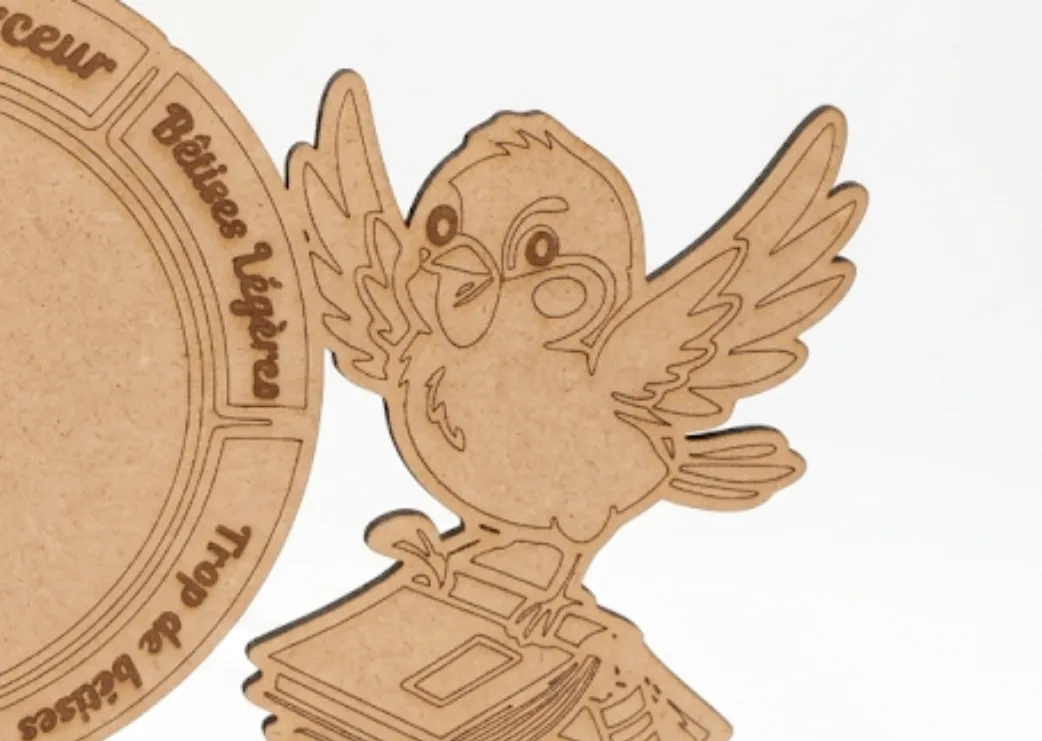 Gros plan oiseau studieux compteur de bêtises bois MDF gravé laser, Créa'Flo