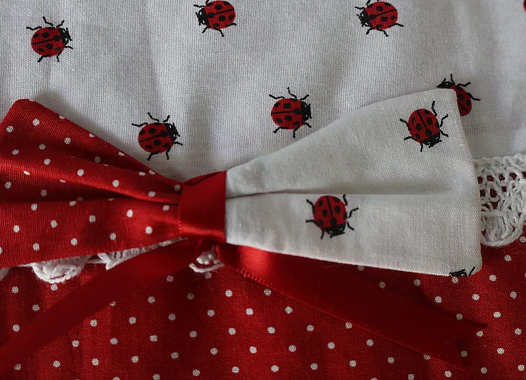Pochette liseuse coccinelle zoom détail appliqué tissu blanc, coton rouge à pois cousu main Créa'Flo