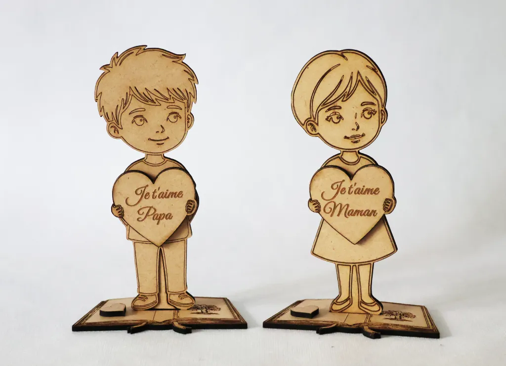 Duo de figurines gravées en bois – Cadeau affectif pour parents – Image 4
