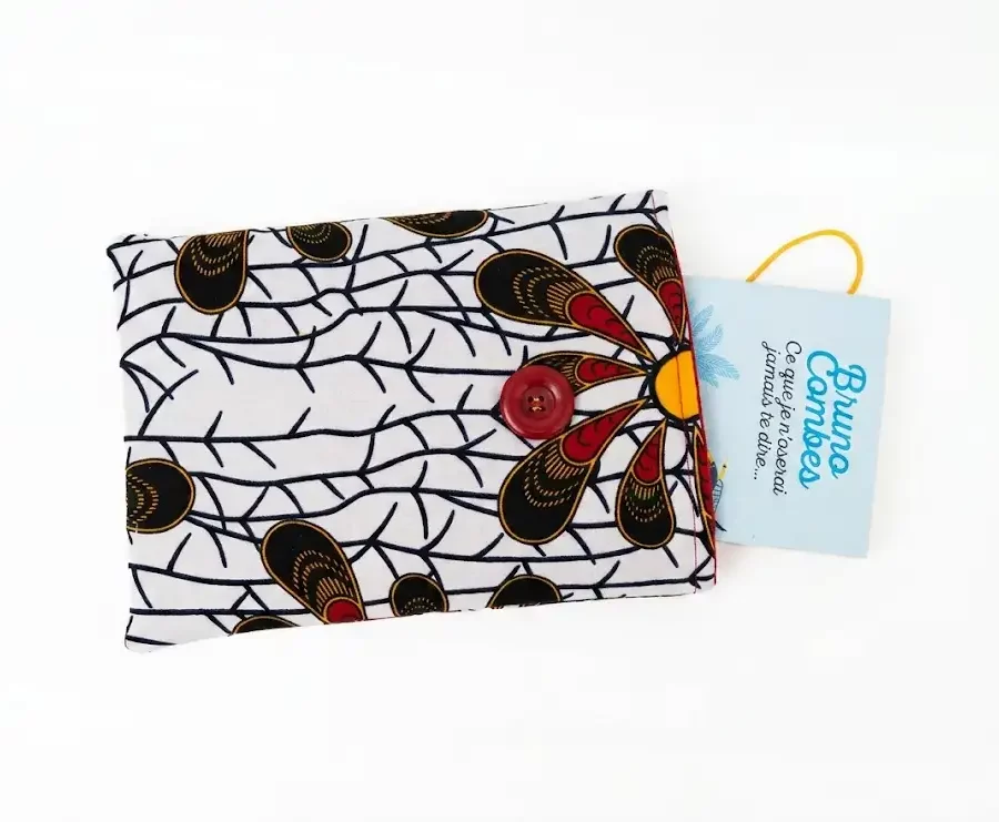 Housse liseuse tissu africain graphique fond blanc motifs géométriques, avec livre cousu main Créa'Flo