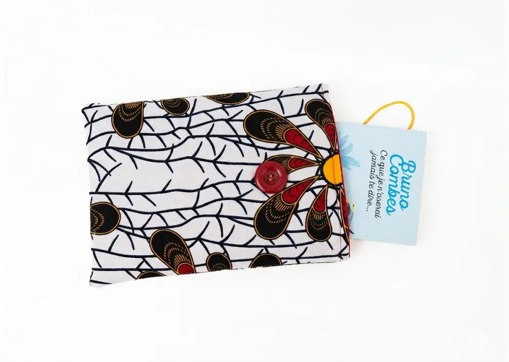 Housse liseuse tissu africain graphique fond blanc motifs géométriques, avec livre cousu main Créa'Flo