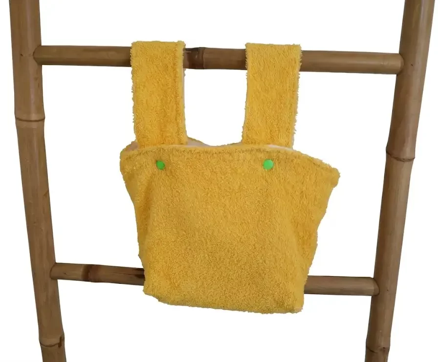 Panier suspendu lingettes bébé éponge jaune accroché échelle bambou, Créa'Flo