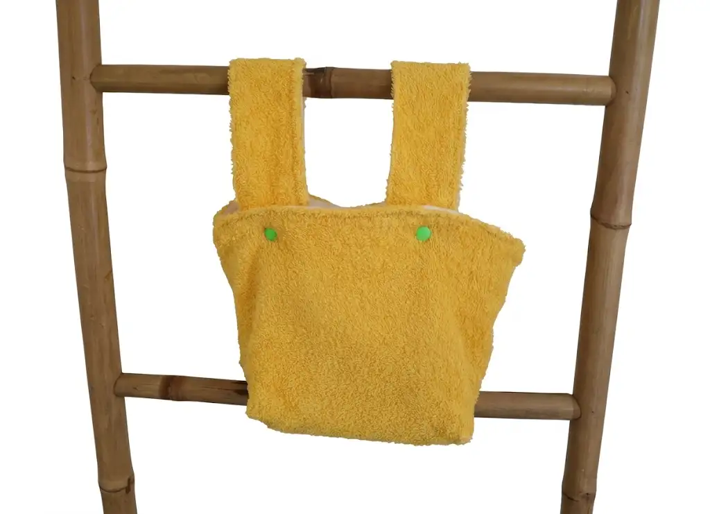 Panier suspendu lingettes bébé éponge jaune accroché échelle bambou, Créa'Flo