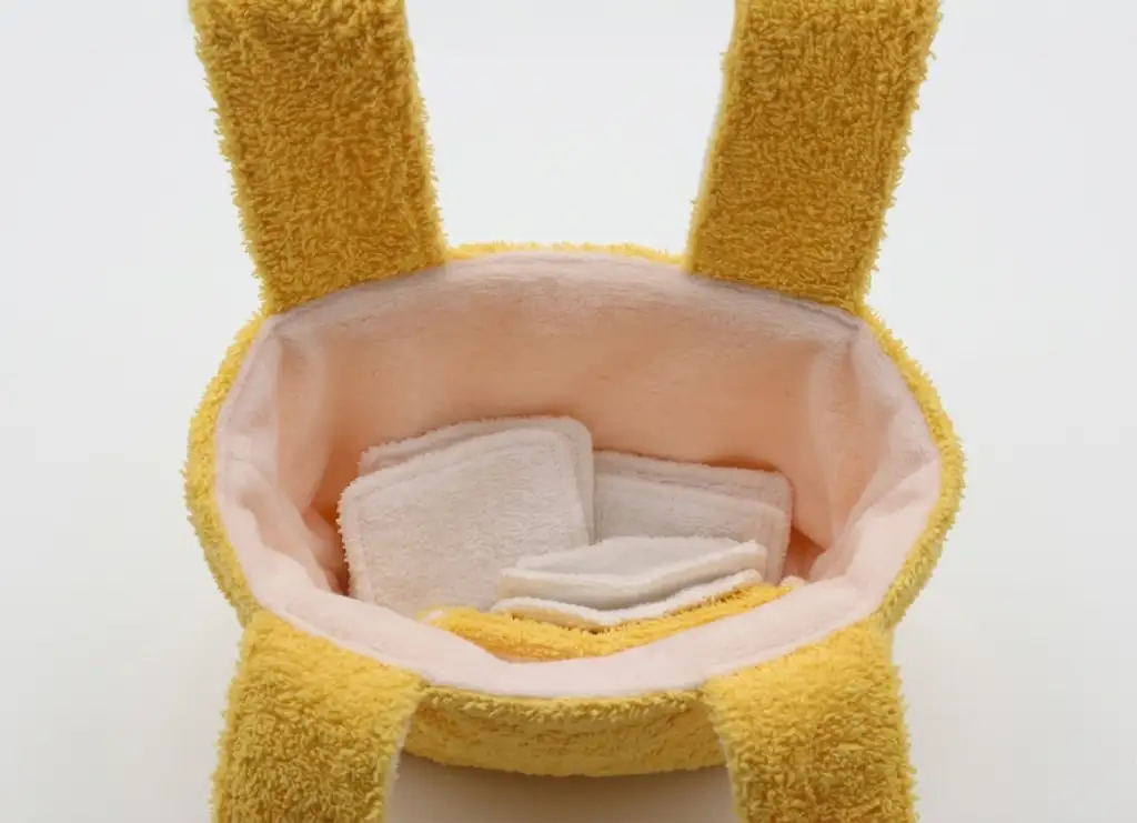 Intérieur blanc panier suspendu ouvert lingettes lavables rangées dedans, Créa'Flo