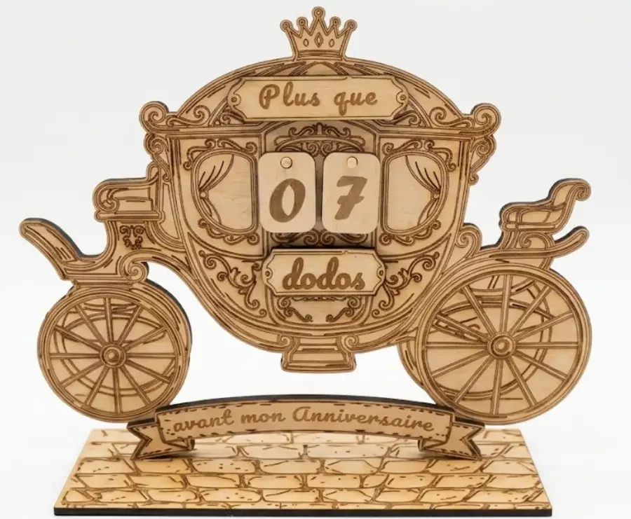 Vue de près compteur dodos carrosse bois MDF gravé laser, texte Plus que dodos, Créa'Flo
