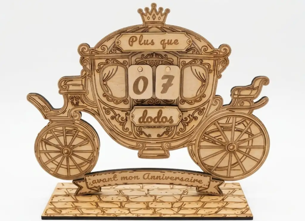 Vue de près compteur dodos carrosse bois MDF gravé laser, texte Plus que dodos, Créa'Flo
