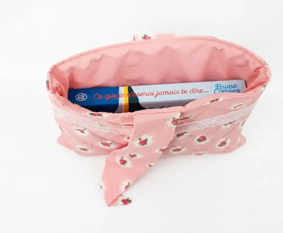 Pochette liseuse coton rose motifs bucoliques vue dessus ouverte avec livre, cousu main Créa'Flo