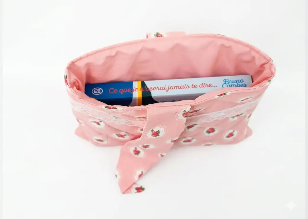 Pochette liseuse coton rose motifs bucoliques vue dessus ouverte avec livre, cousu main Créa'Flo