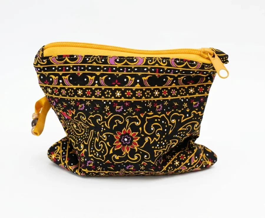 Trousse maquillage batik fond noir motifs floraux or rose violet, cousu main Créa'Flo