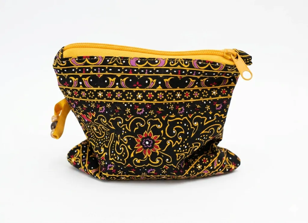 Trousse maquillage batik fond noir motifs floraux or rose violet, cousu main Créa'Flo