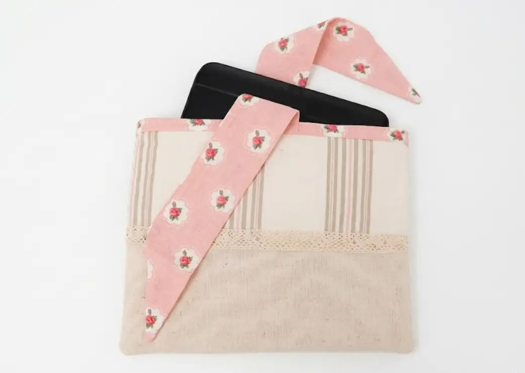 Pochette protection livre lin rayé cœurs roses, Kindle noir glissé dedans cousu main Créa'Flo