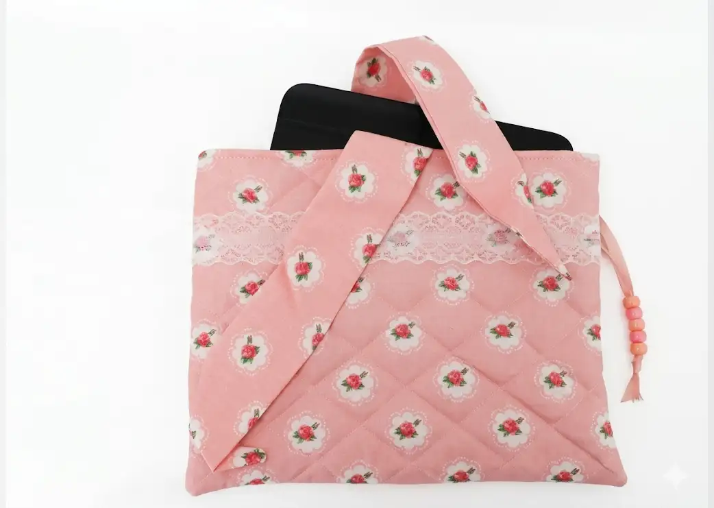 Pochette protection liseuse coton rose fleuri, Kindle noir glissé dedans cousu main Créa'Flo