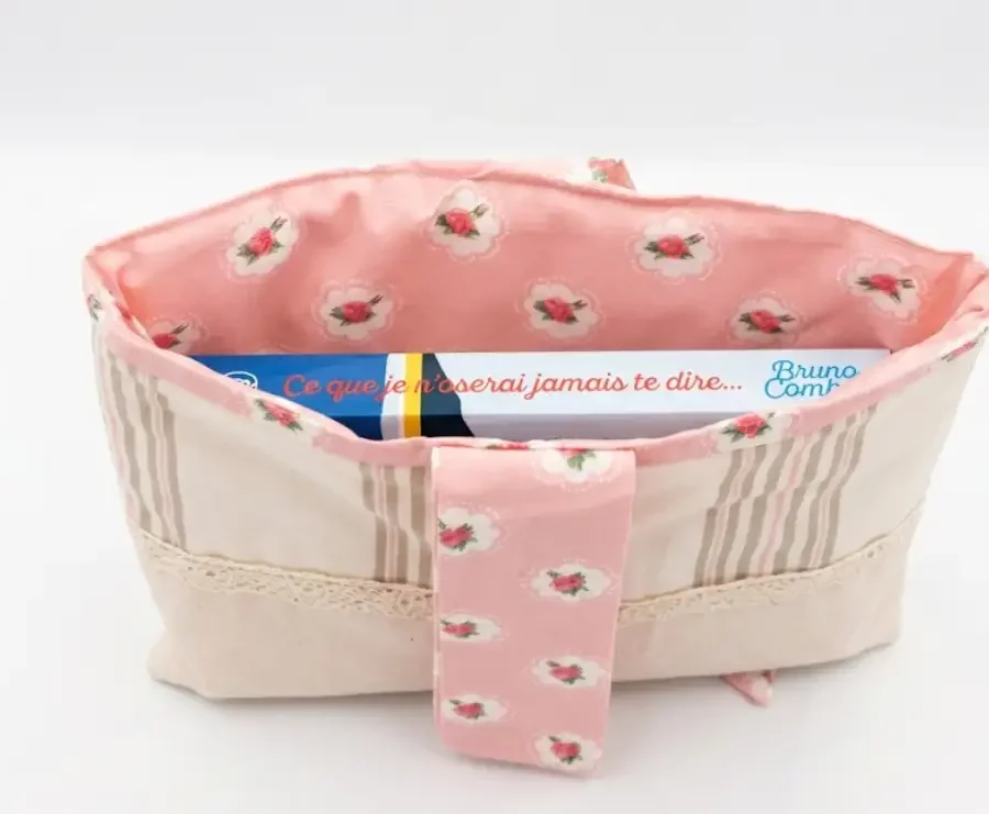 Pochette protection livre lin rayé bande cœurs roses ouverte avec stylo, cousu main Créa'Flo