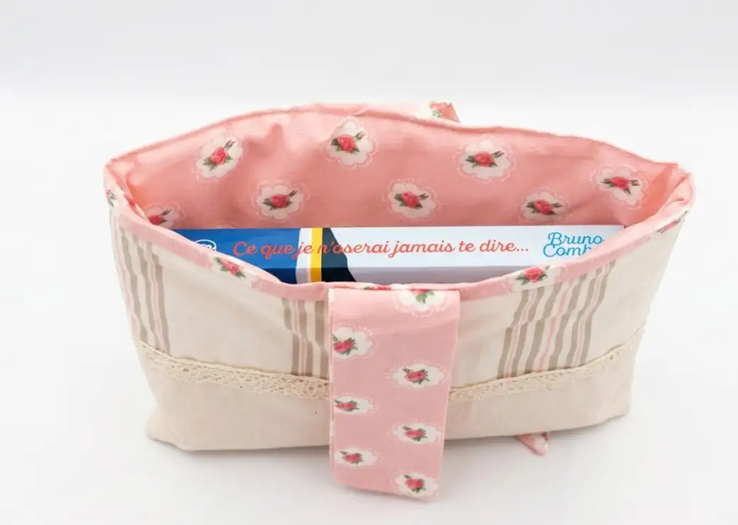 Pochette protection livre lin rayé bande cœurs roses ouverte avec stylo, cousu main Créa'Flo