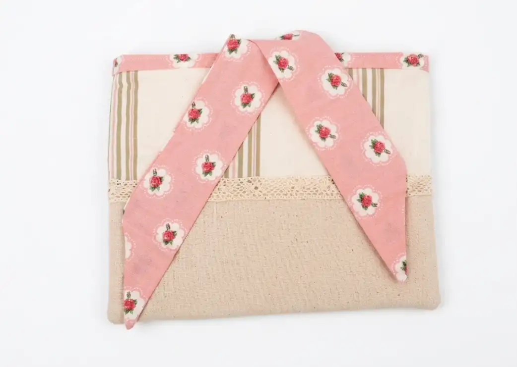 Pochette protection livre lin rayé beige, bandeau tissu cœurs roses noué sur le dessus cousu main Créa'Flo