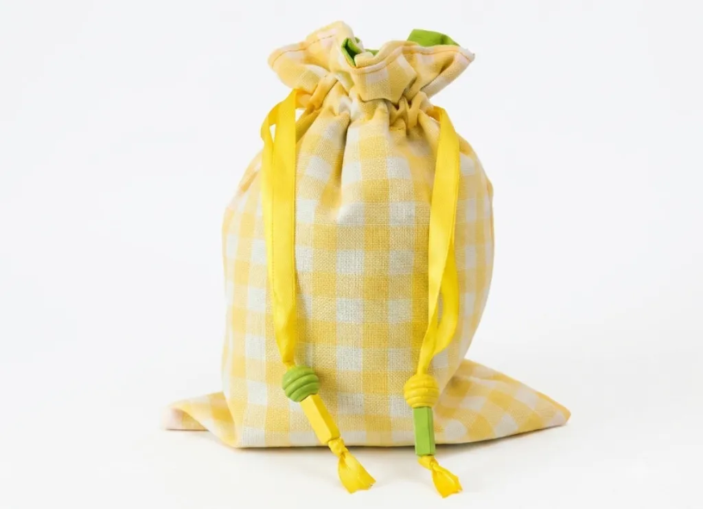 Pochon tissu vichy carreaux jaune cousu main, rubans et pompons, Créa'Flo