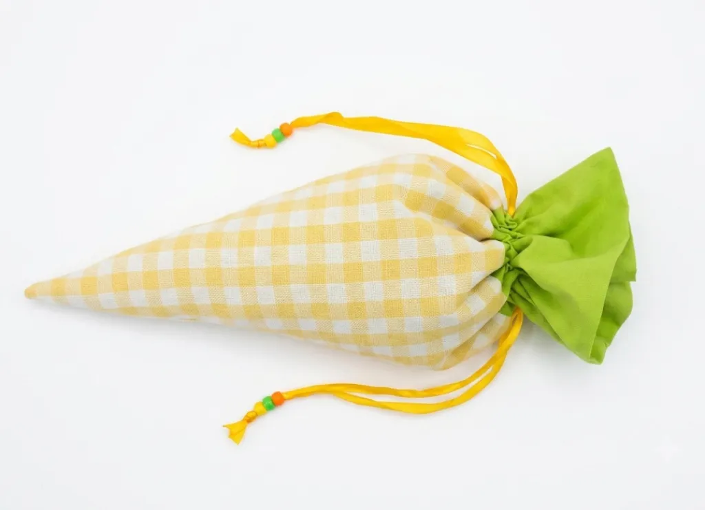 Pochon tissu vichy en forme de carotte, feuilles vertes cousues main, Créa'Flo