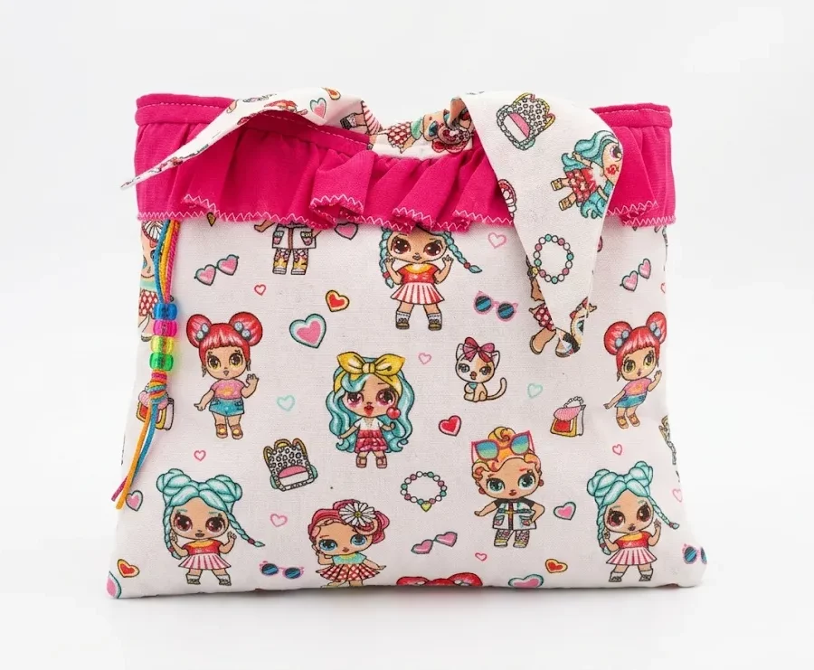 Pochon petite fille tissu imprimé poupées colorées, oreilles lapin et volant rose fuchsia cousu main, Créa'Flo