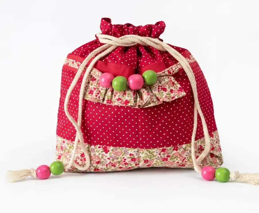 Pochon rouge fleuri tissu pois blancs, bande fleurie rose et perles colorées sur cordon, cousu main Créa'Flo