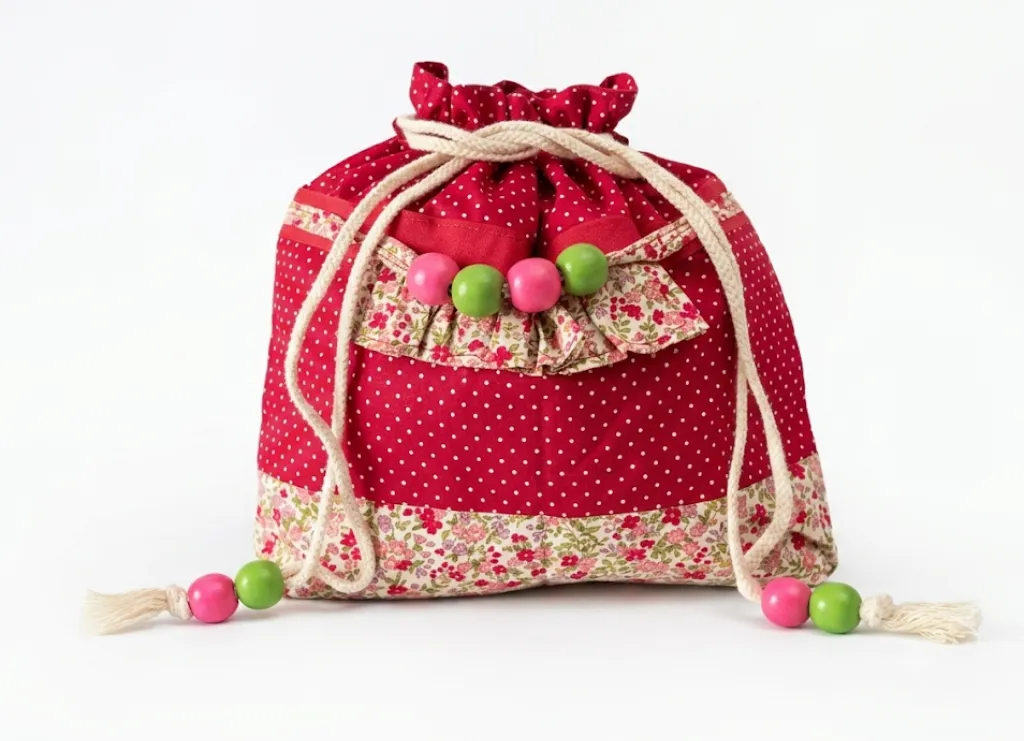 Pochon rouge fleuri tissu pois blancs, bande fleurie rose et perles colorées sur cordon, cousu main Créa'Flo